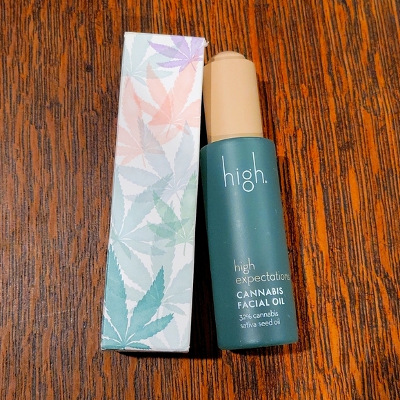 High Beauty Cannabis Facial Oil - Picture 1 of 4